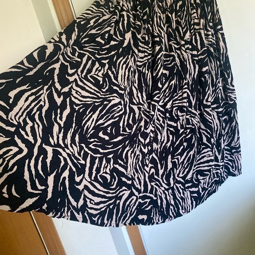 Plus size Avenue 18/20 stretch skirt, animal print